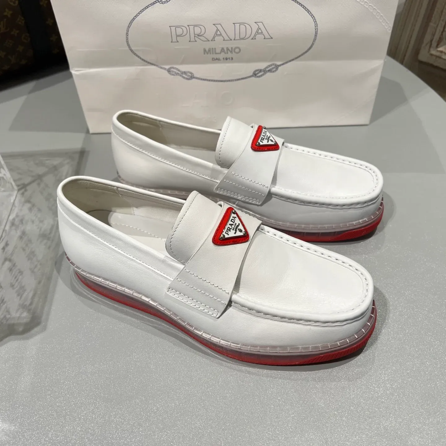 Explosive triangle label air cushion sole loafers