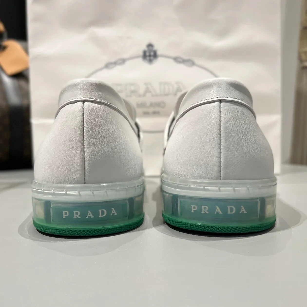 Explosive triangle label air cushion sole loafers