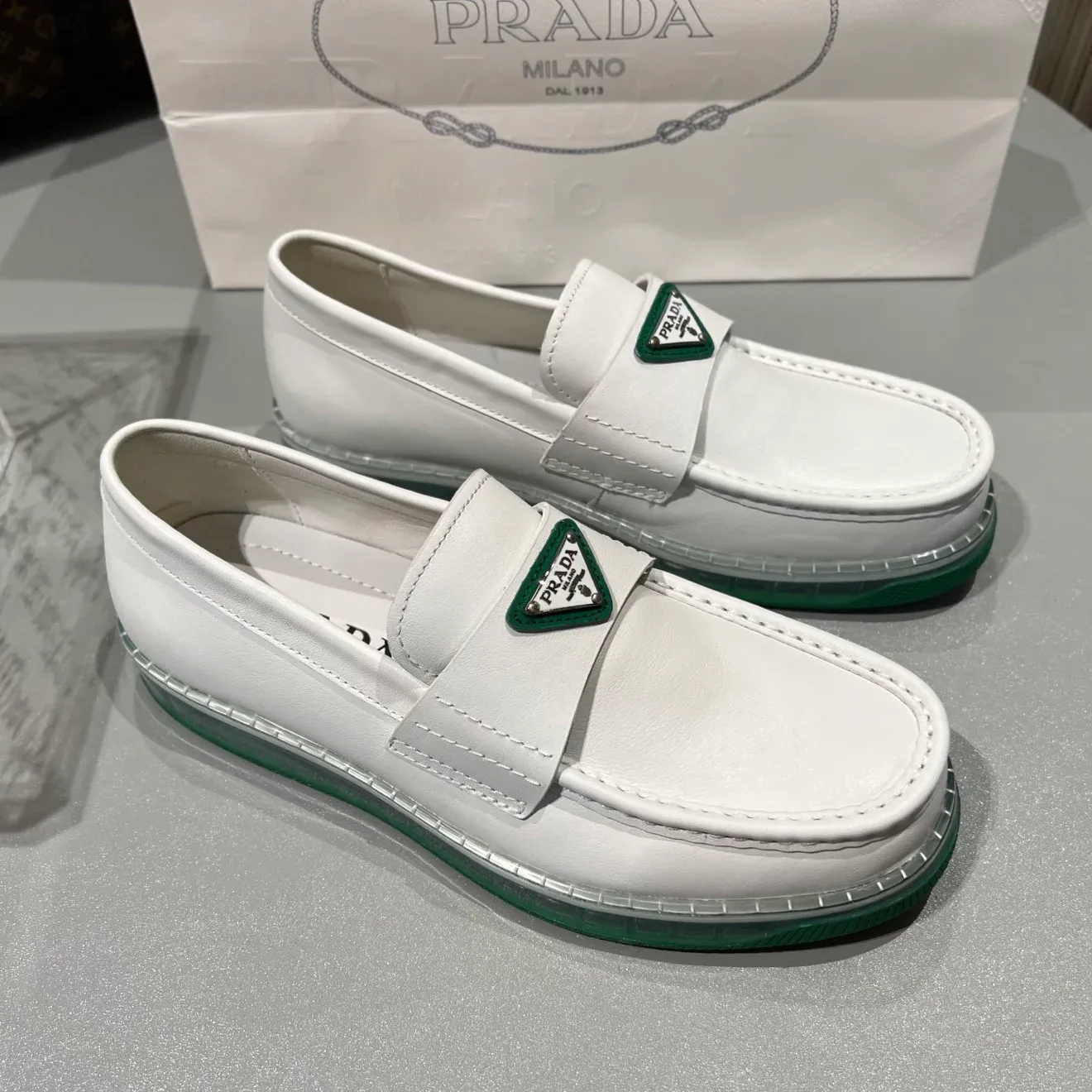 Explosive triangle label air cushion sole loafers