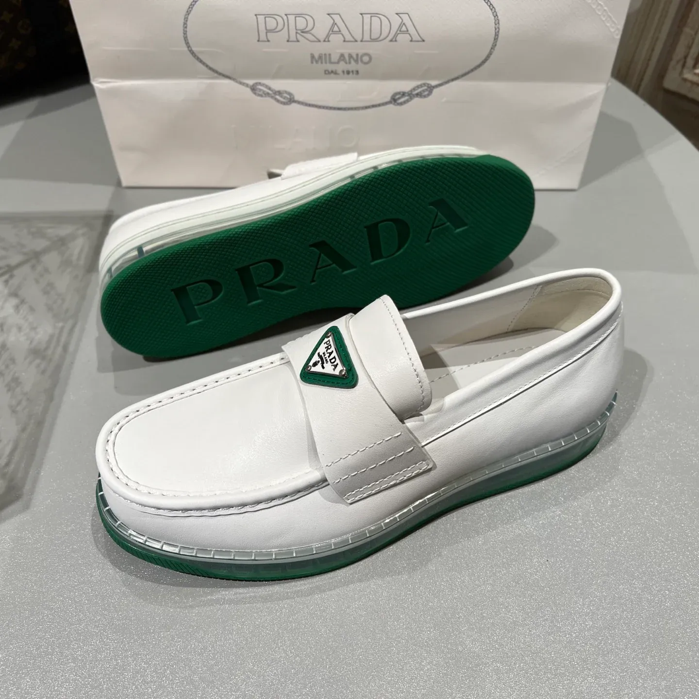 Explosive triangle label air cushion sole loafers