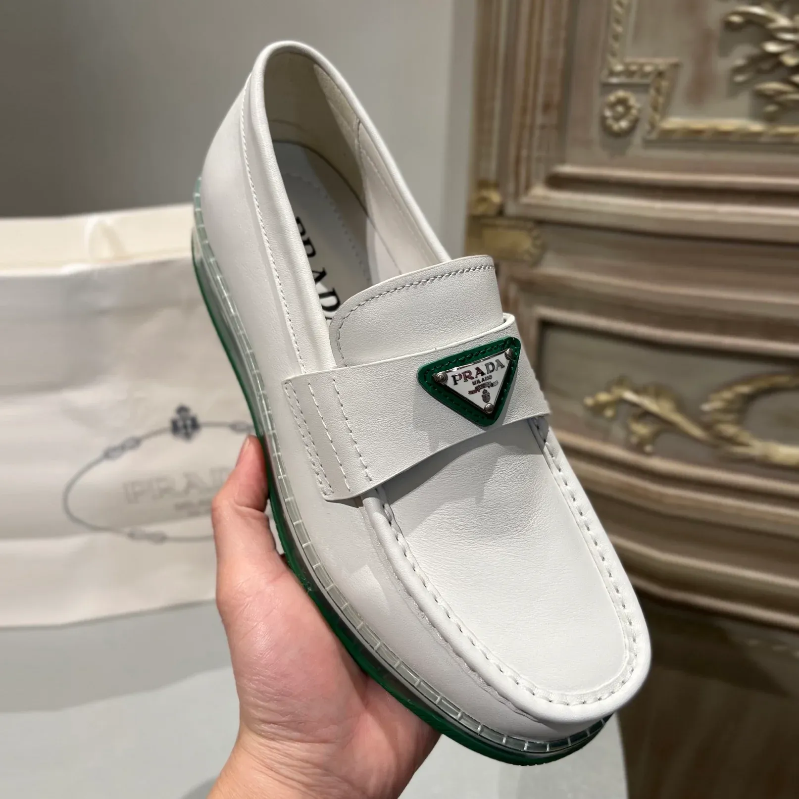 Explosive triangle label air cushion sole loafers