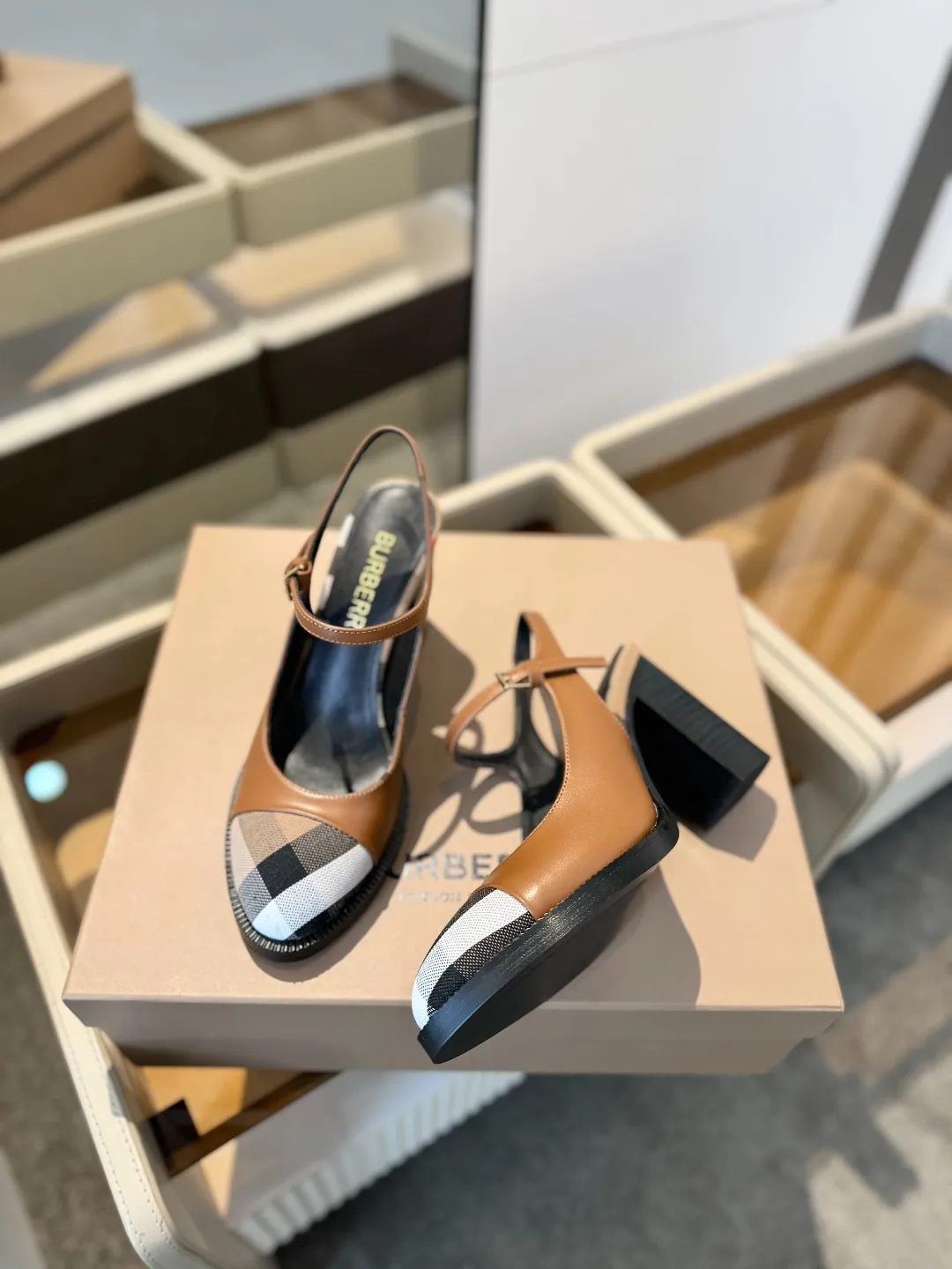 25 Exclusive Vintage Elegant High Heel Sandals