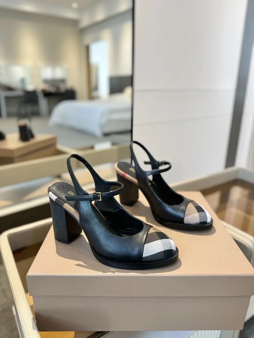 25 Exclusive Vintage Elegant High Heel Sandals