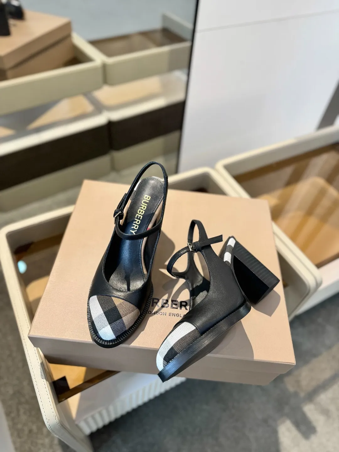 25 Exclusive Vintage Elegant High Heel Sandals