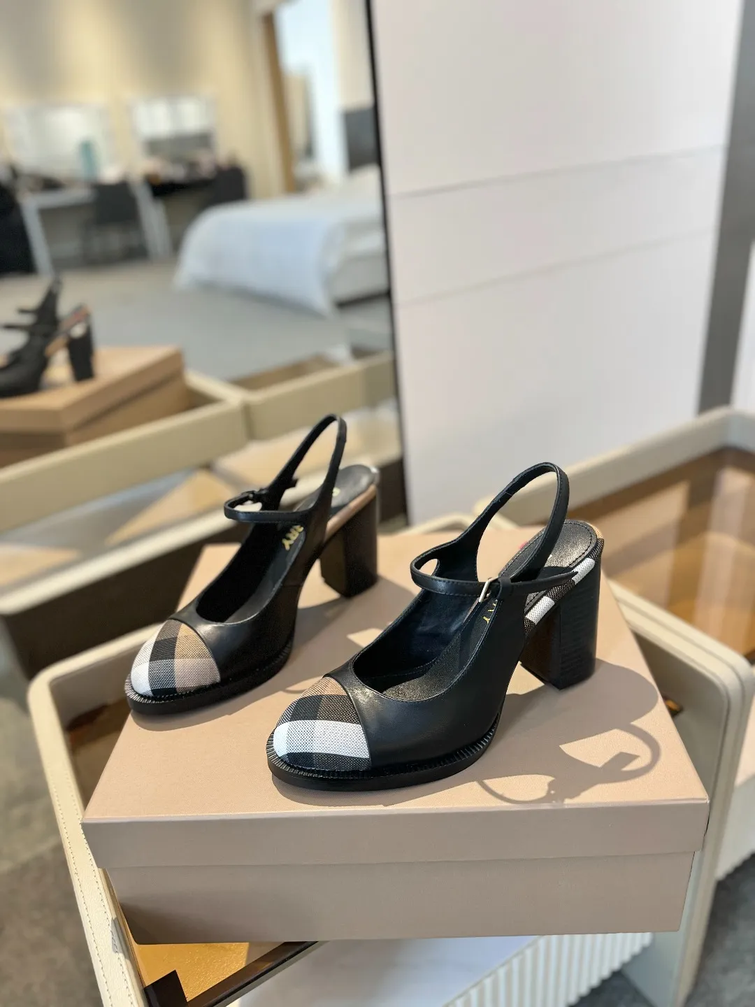 25 Exclusive Vintage Elegant High Heel Sandals