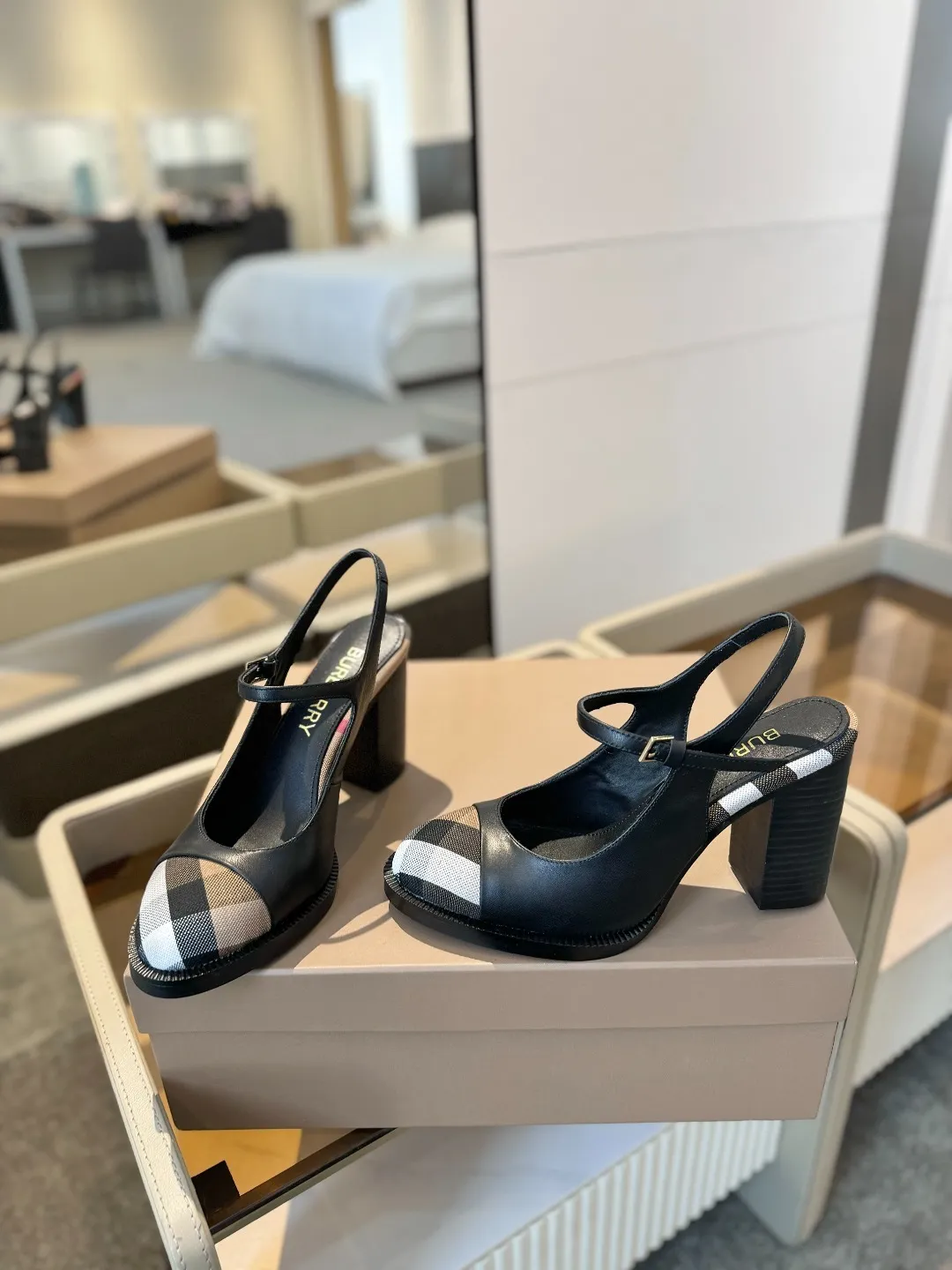 25 Exclusive Vintage Elegant High Heel Sandals