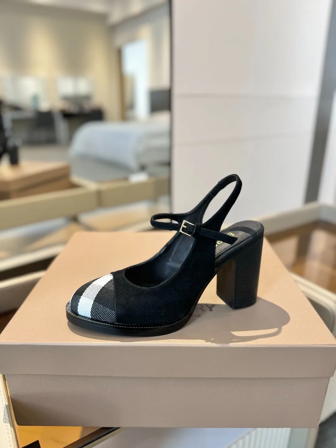 25 Exclusive Vintage Elegant High Heel Sandals