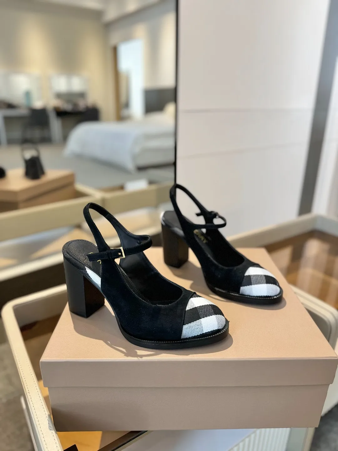 25 Exclusive Vintage Elegant High Heel Sandals