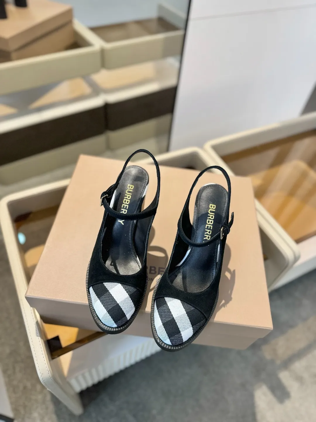 25 Exclusive Vintage Elegant High Heel Sandals