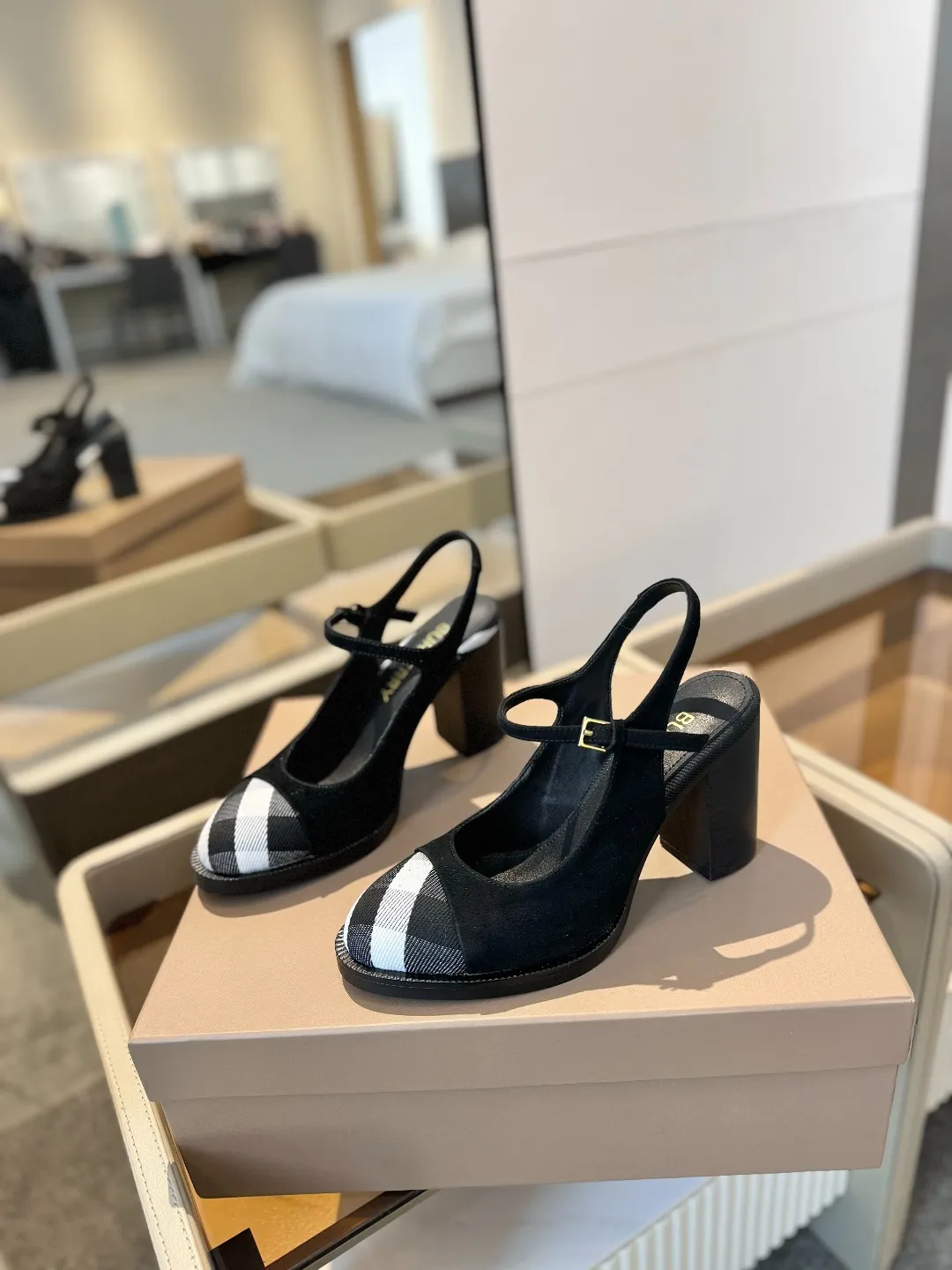 25 Exclusive Vintage Elegant High Heel Sandals