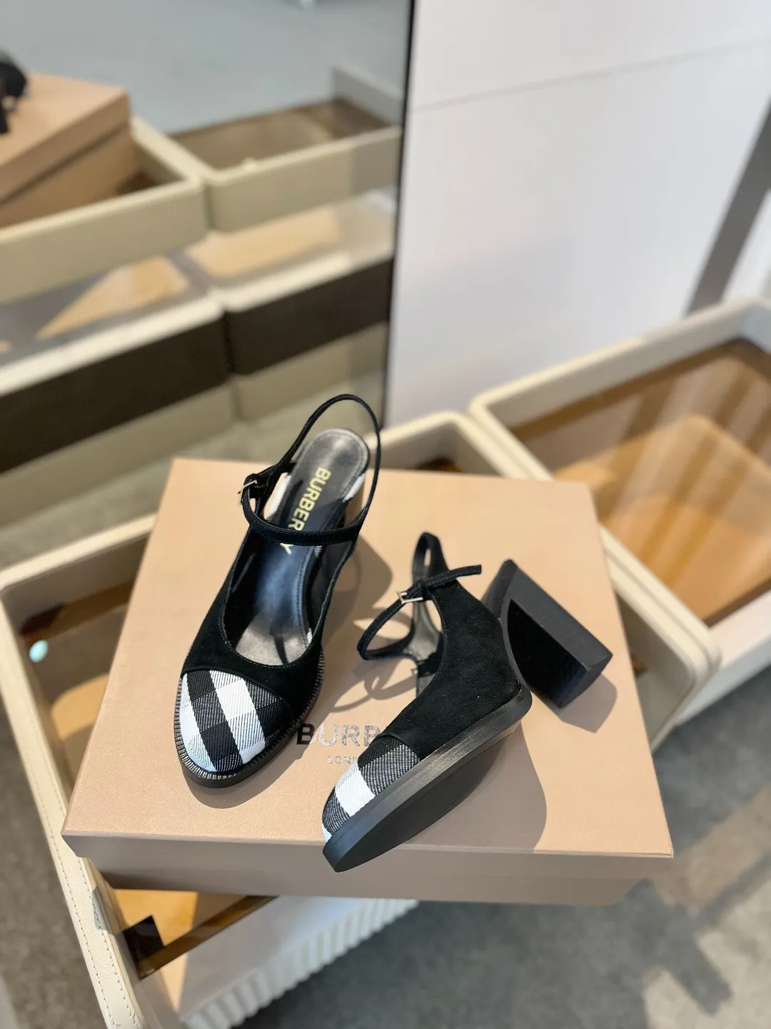 25 Exclusive Vintage Elegant High Heel Sandals