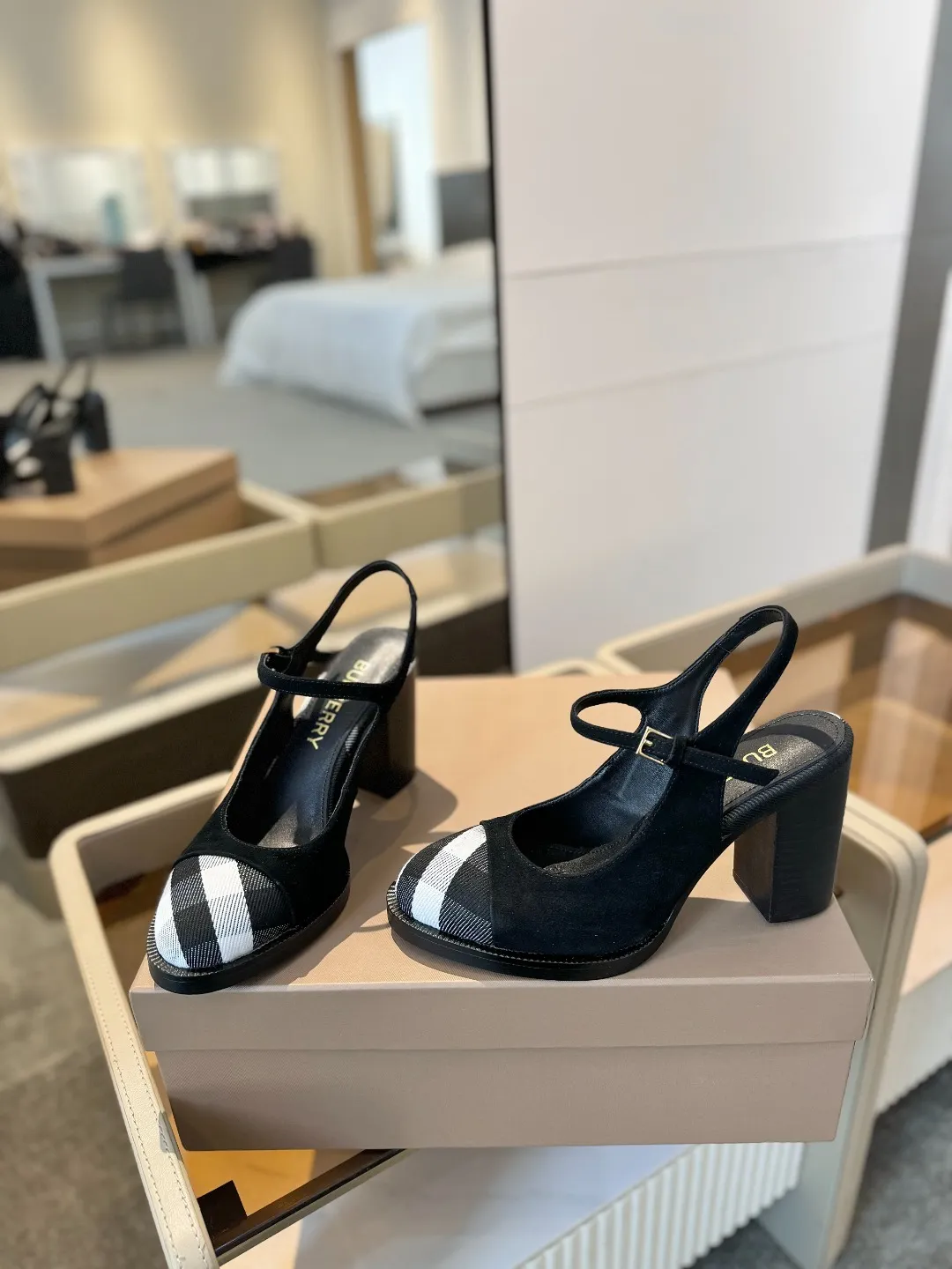 25 Exclusive Vintage Elegant High Heel Sandals