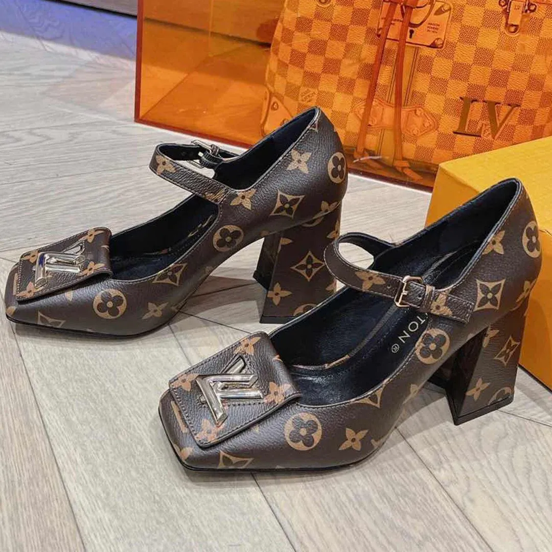 New fashionable and versatile thick heel high heels