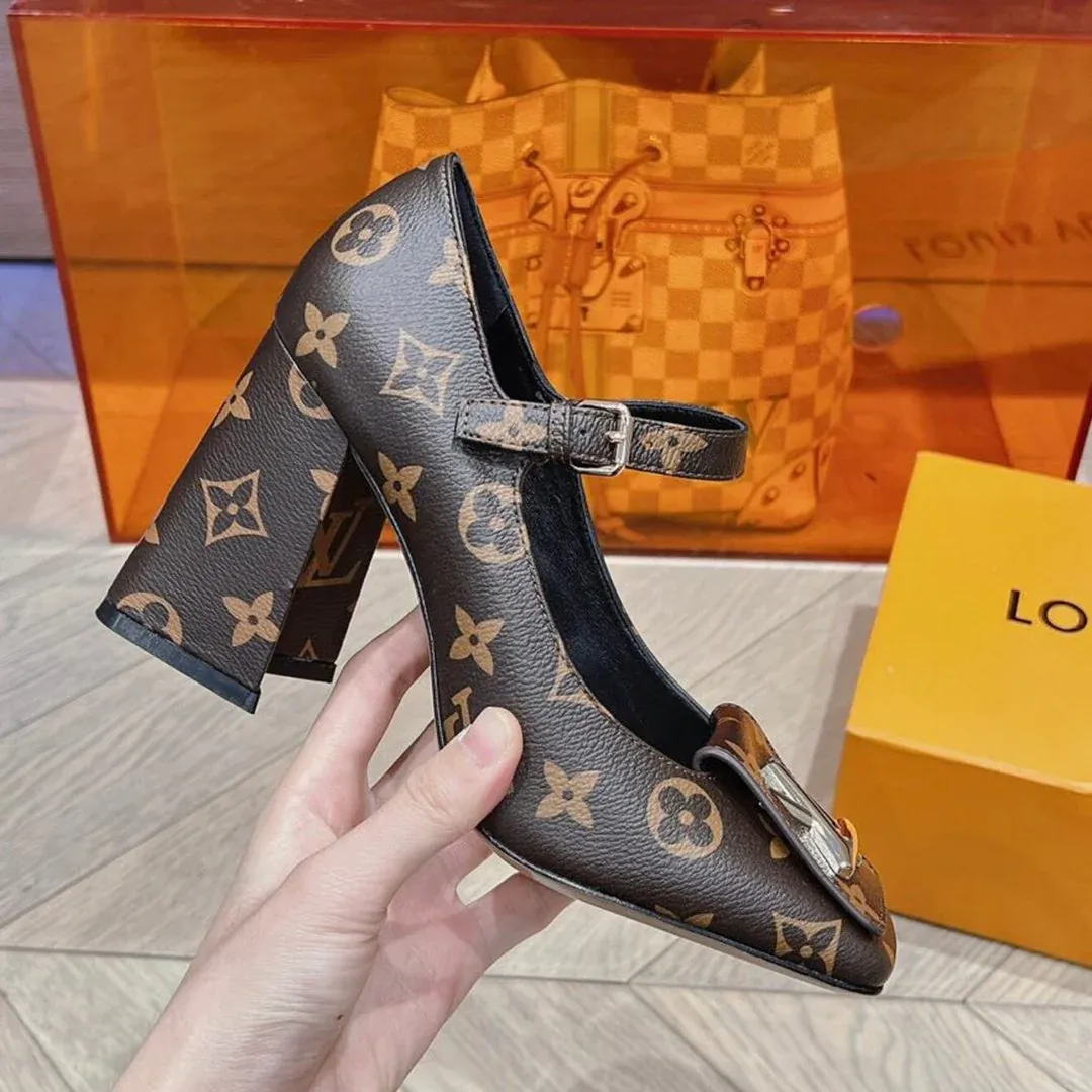 New fashionable and versatile thick heel high heels