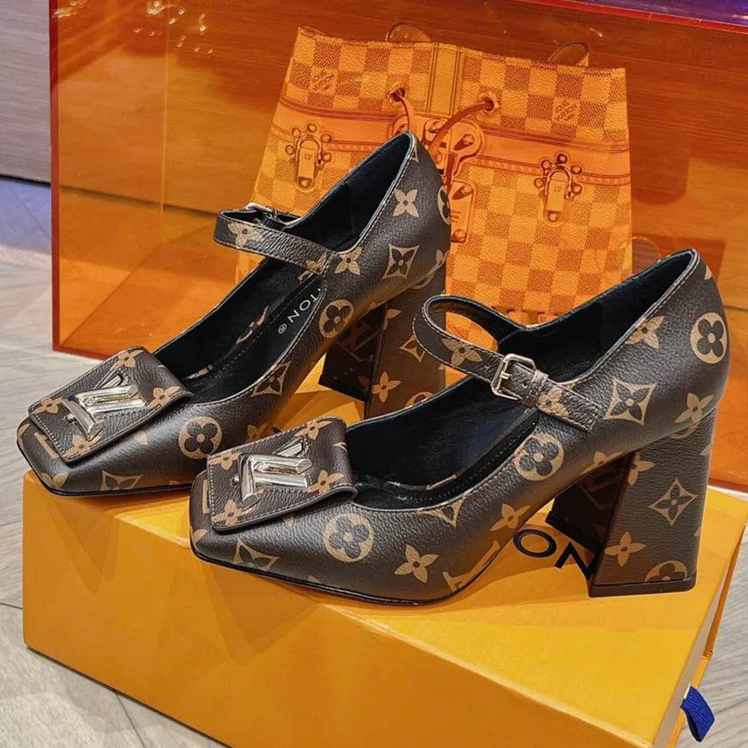 New fashionable and versatile thick heel high heels