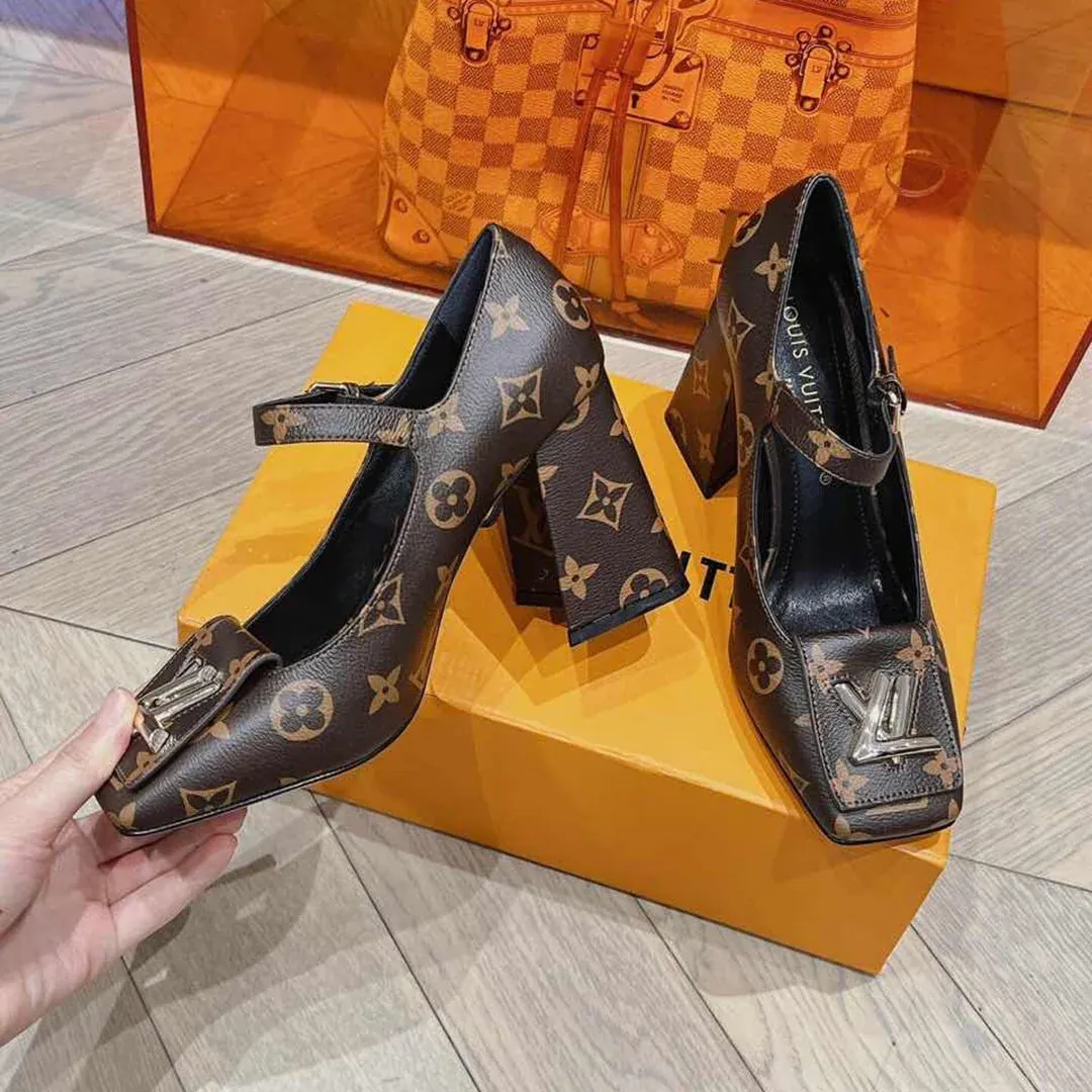 New fashionable and versatile thick heel high heels