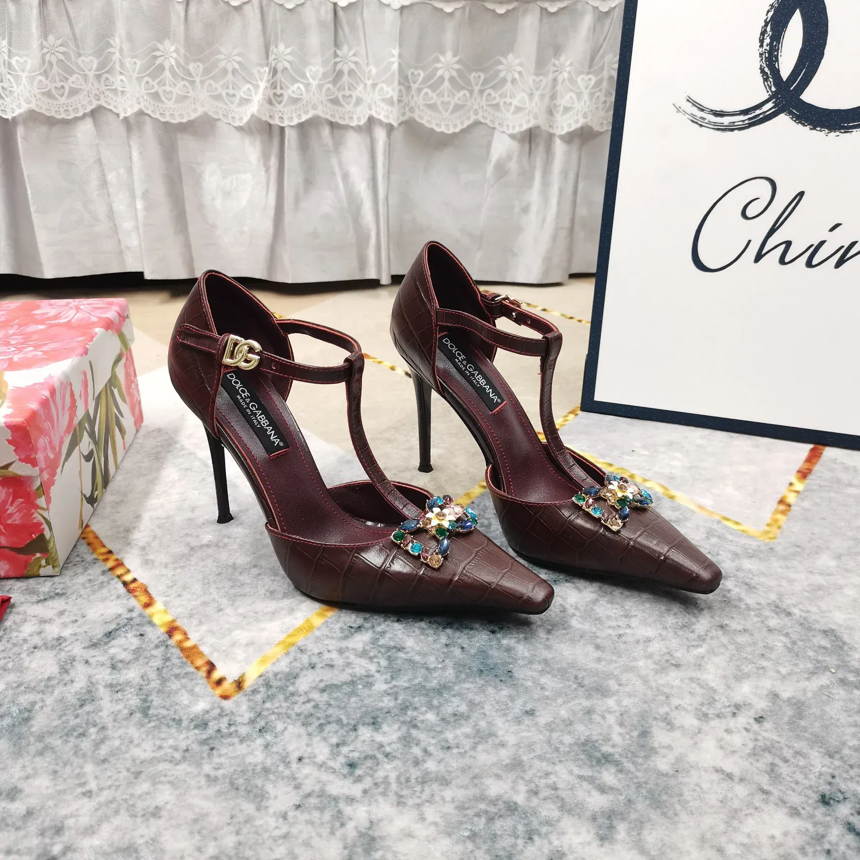 New rhinestone buckle fine high-heeled sandals