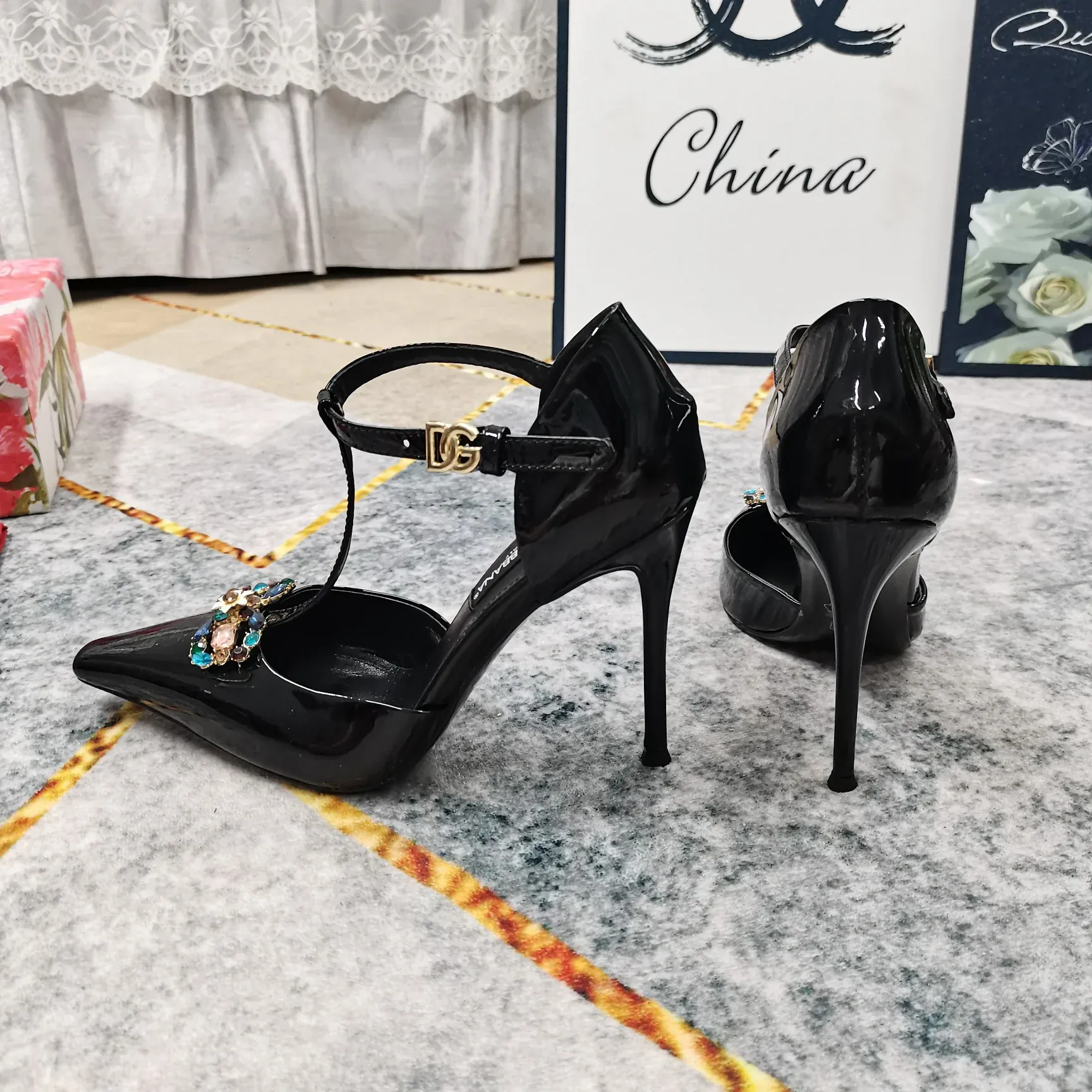 New rhinestone buckle fine high-heeled sandals