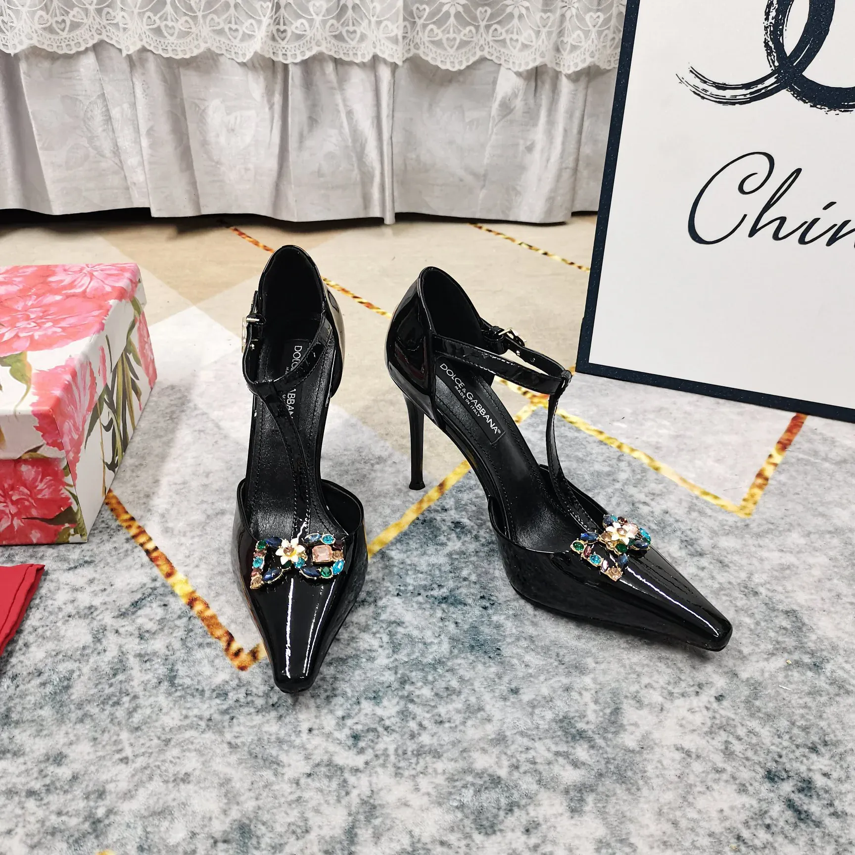 New rhinestone buckle fine high-heeled sandals