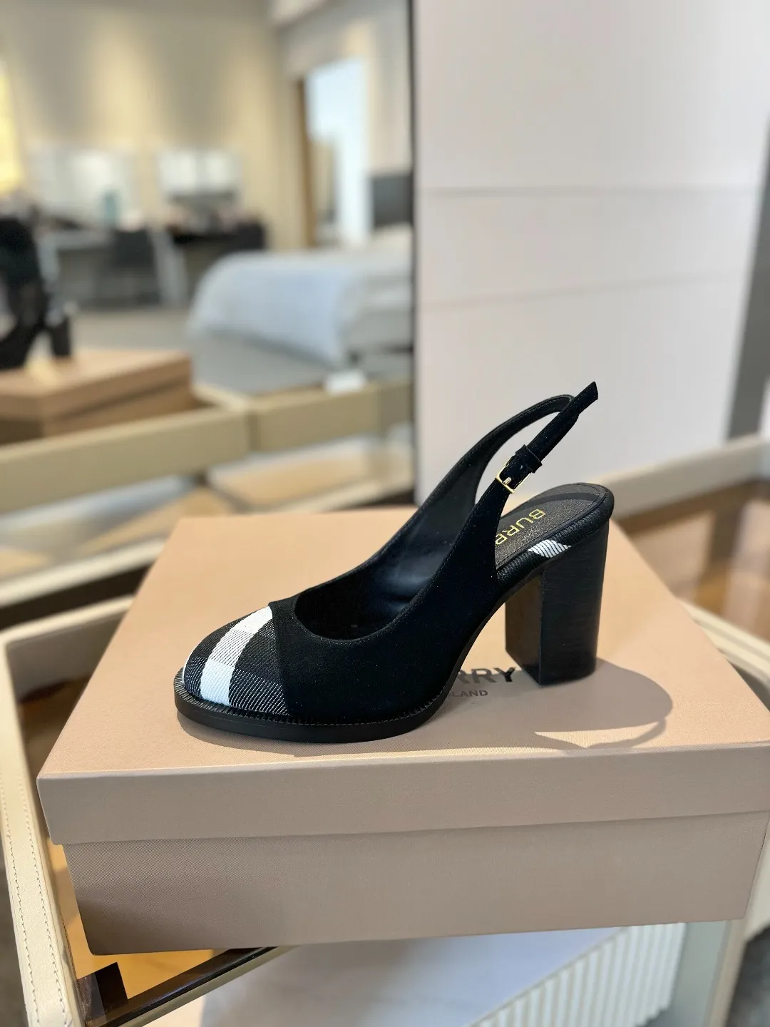 25 Exclusive Vintage Elegant High Heel Sandals