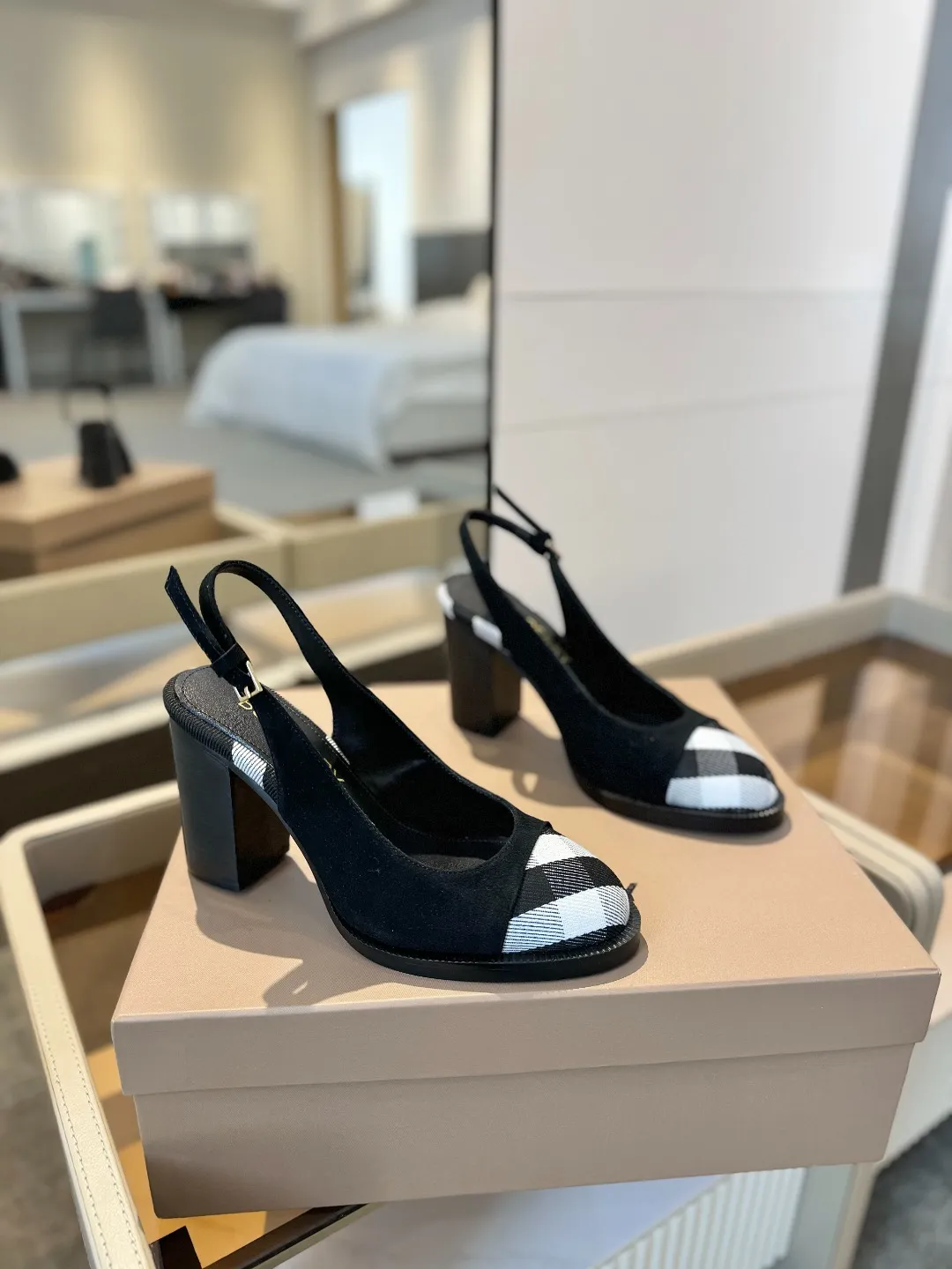 25 Exclusive Vintage Elegant High Heel Sandals