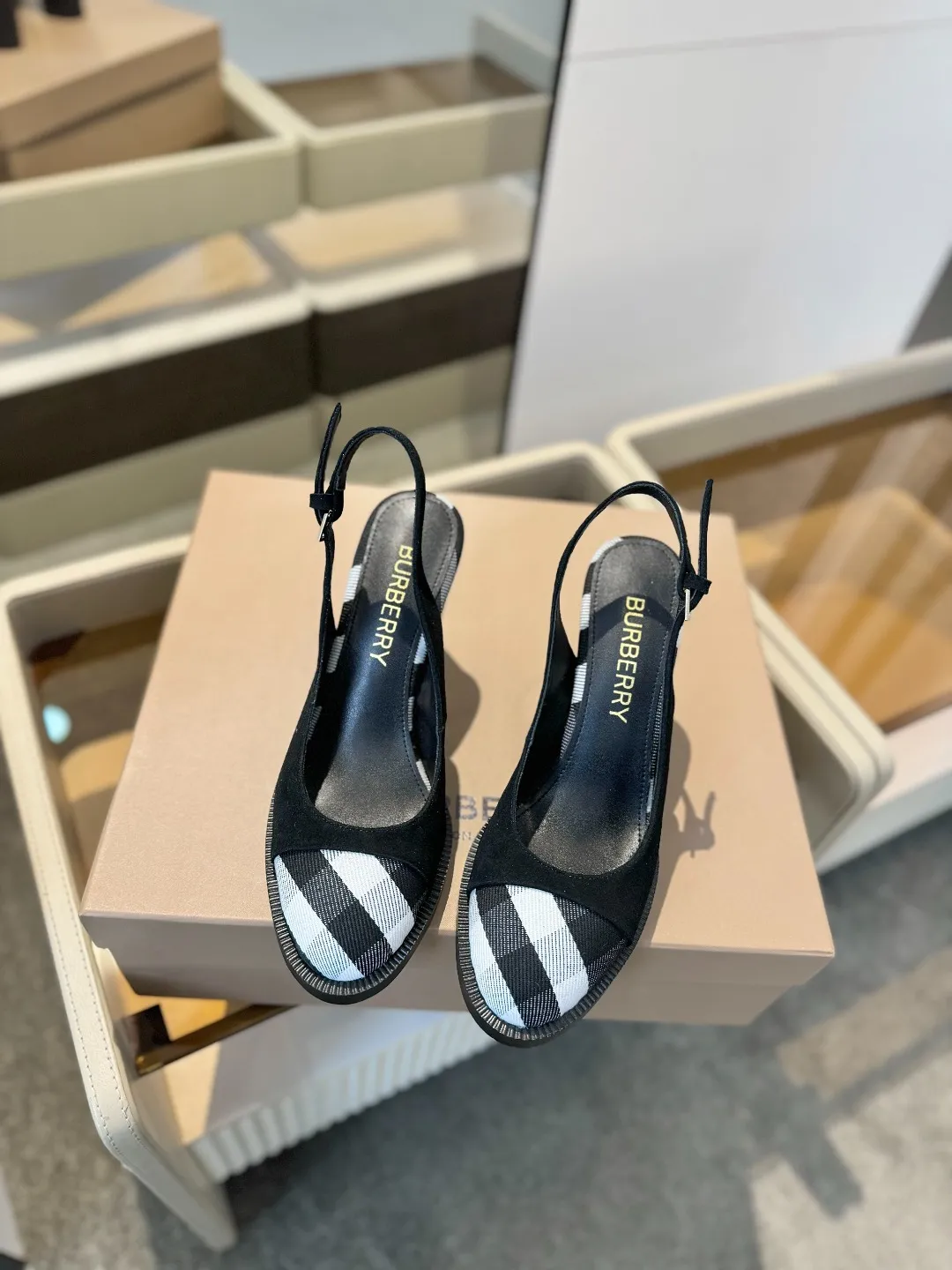 25 Exclusive Vintage Elegant High Heel Sandals