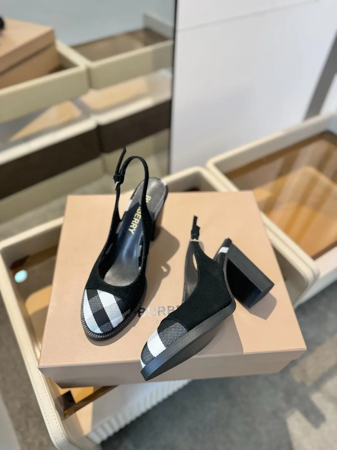 25 Exclusive Vintage Elegant High Heel Sandals