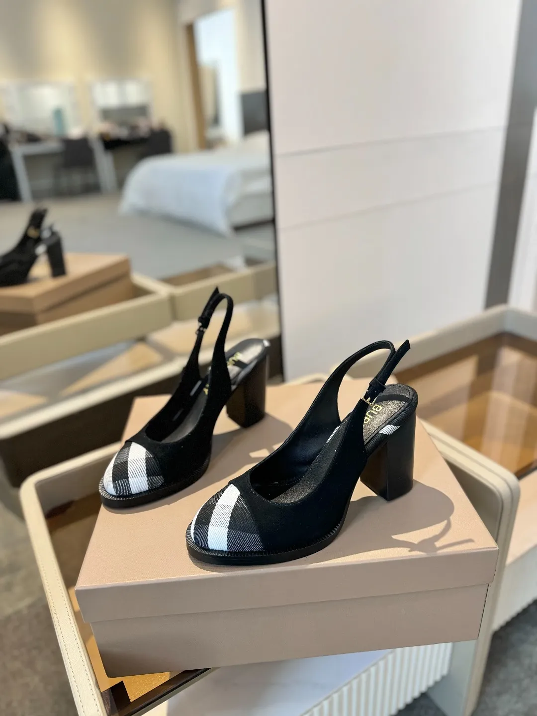 25 Exclusive Vintage Elegant High Heel Sandals