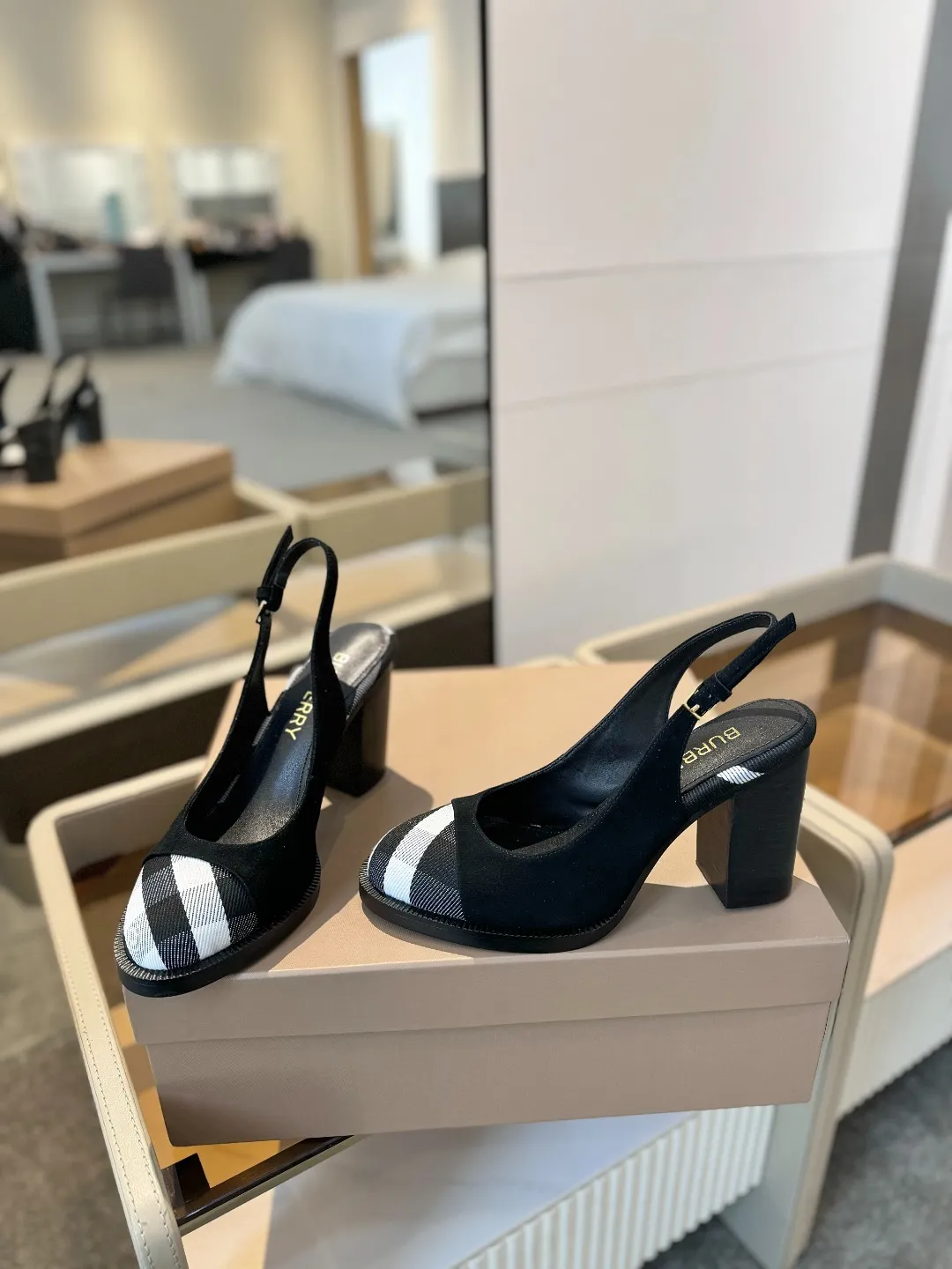 25 Exclusive Vintage Elegant High Heel Sandals