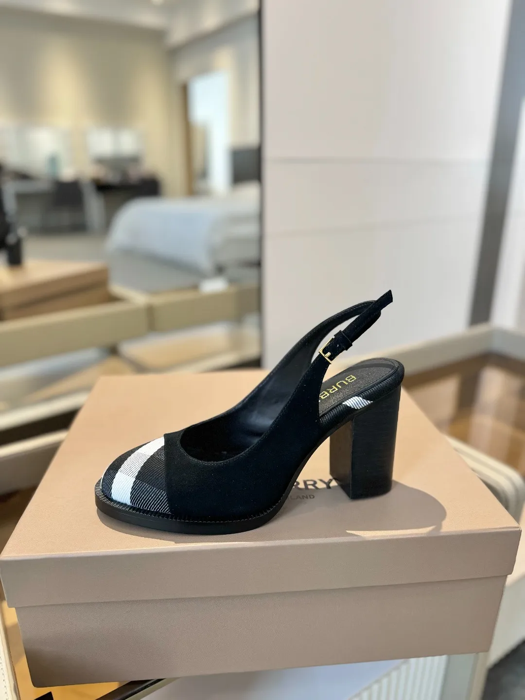 25 Exclusive Vintage Elegant High Heel Sandals