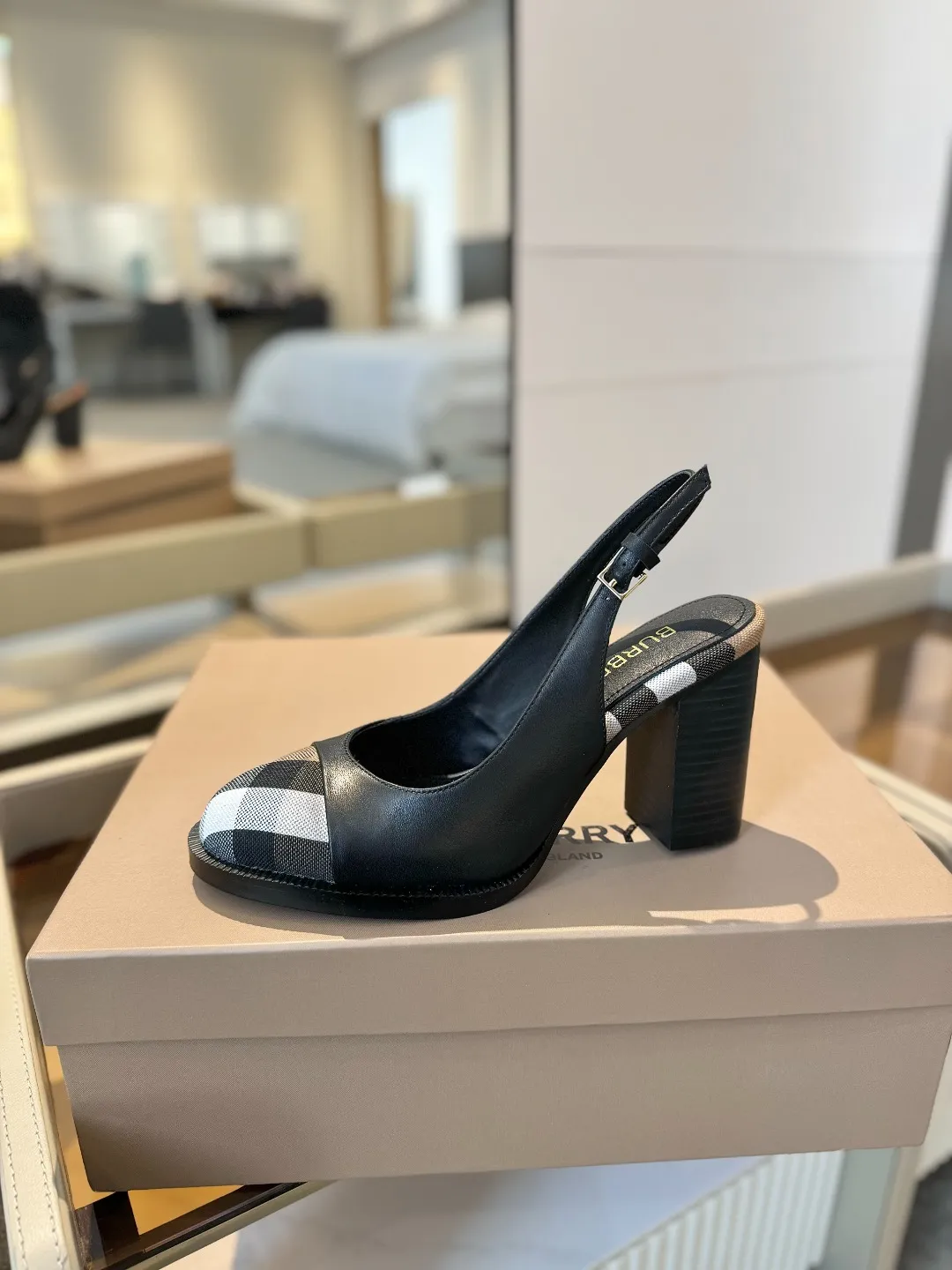 25 Exclusive Vintage Elegant High Heel Sandals