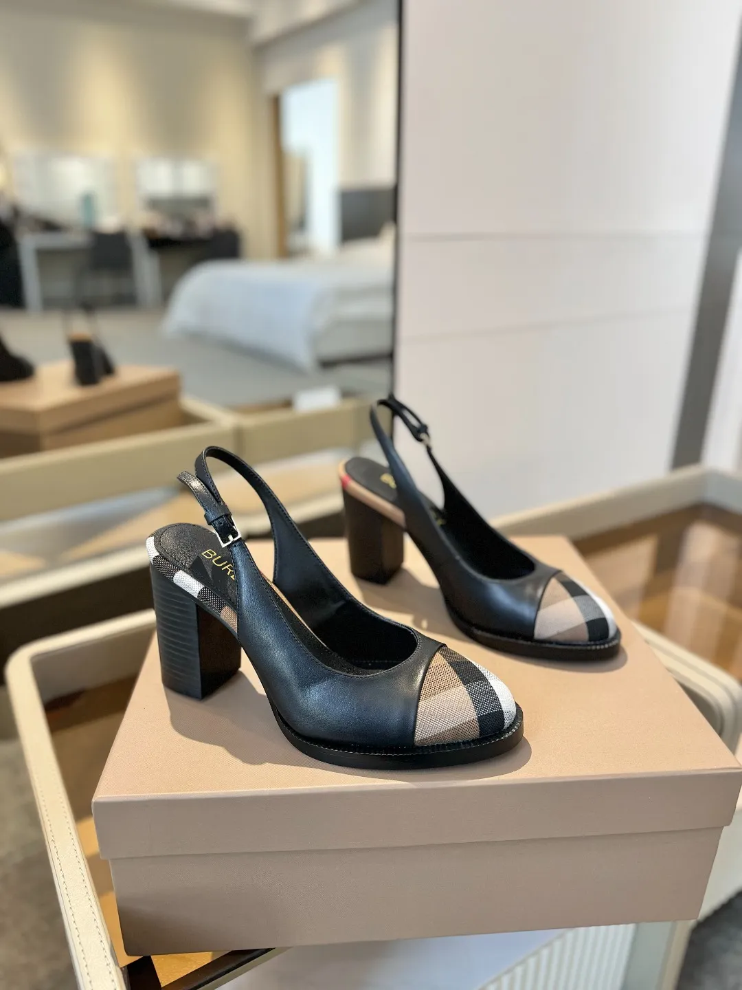 25 Exclusive Vintage Elegant High Heel Sandals