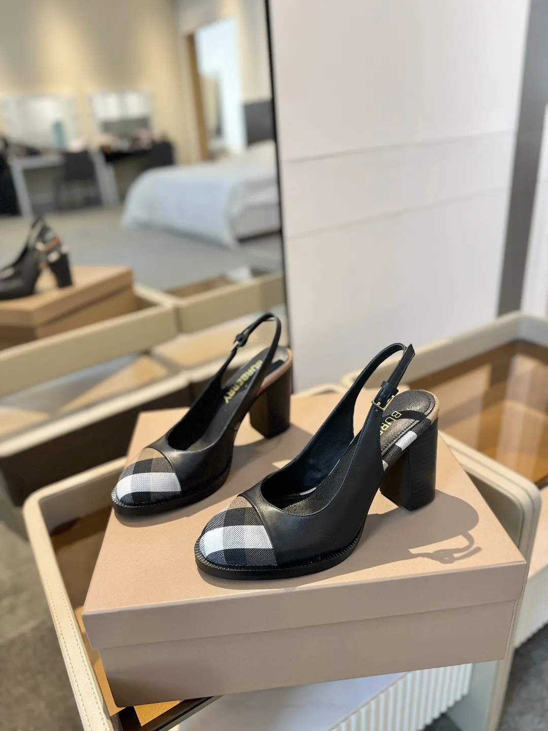 25 Exclusive Vintage Elegant High Heel Sandals