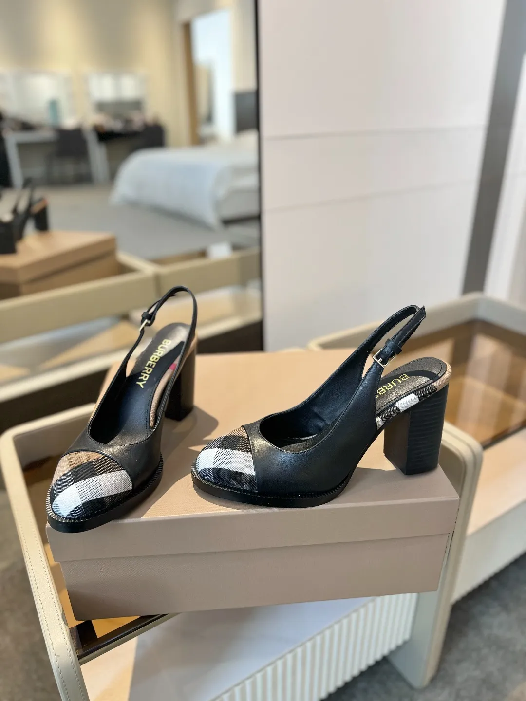 25 Exclusive Vintage Elegant High Heel Sandals