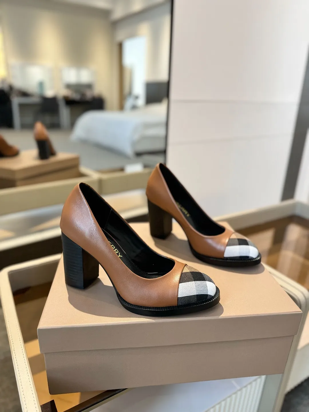 25 Exclusive Vintage Elegant High Heels