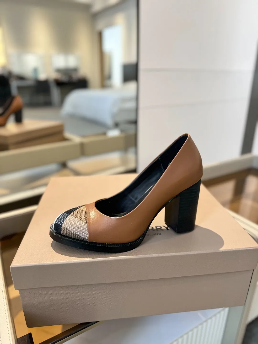 25 Exclusive Vintage Elegant High Heels