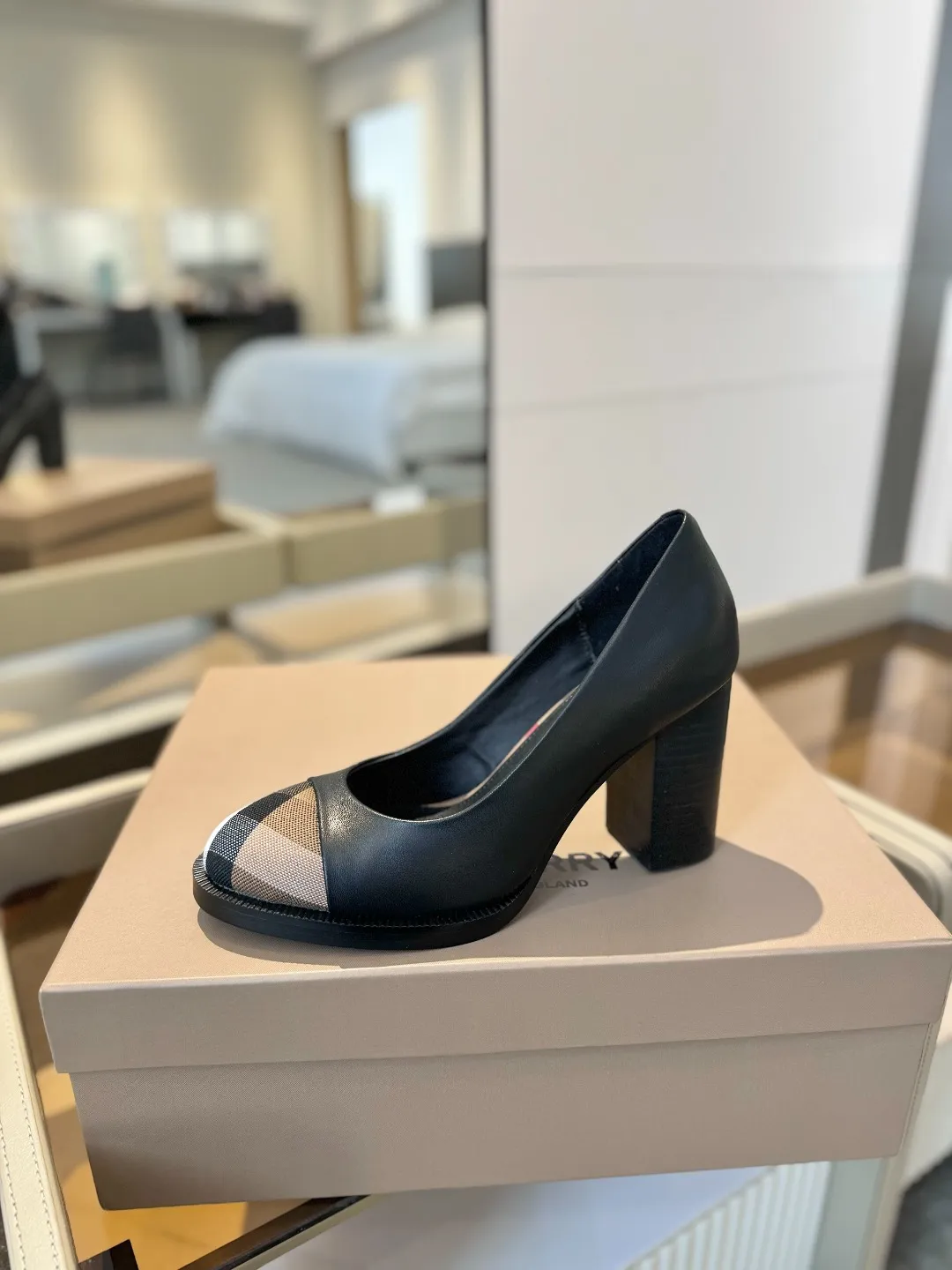 25 Exclusive Vintage Elegant High Heels