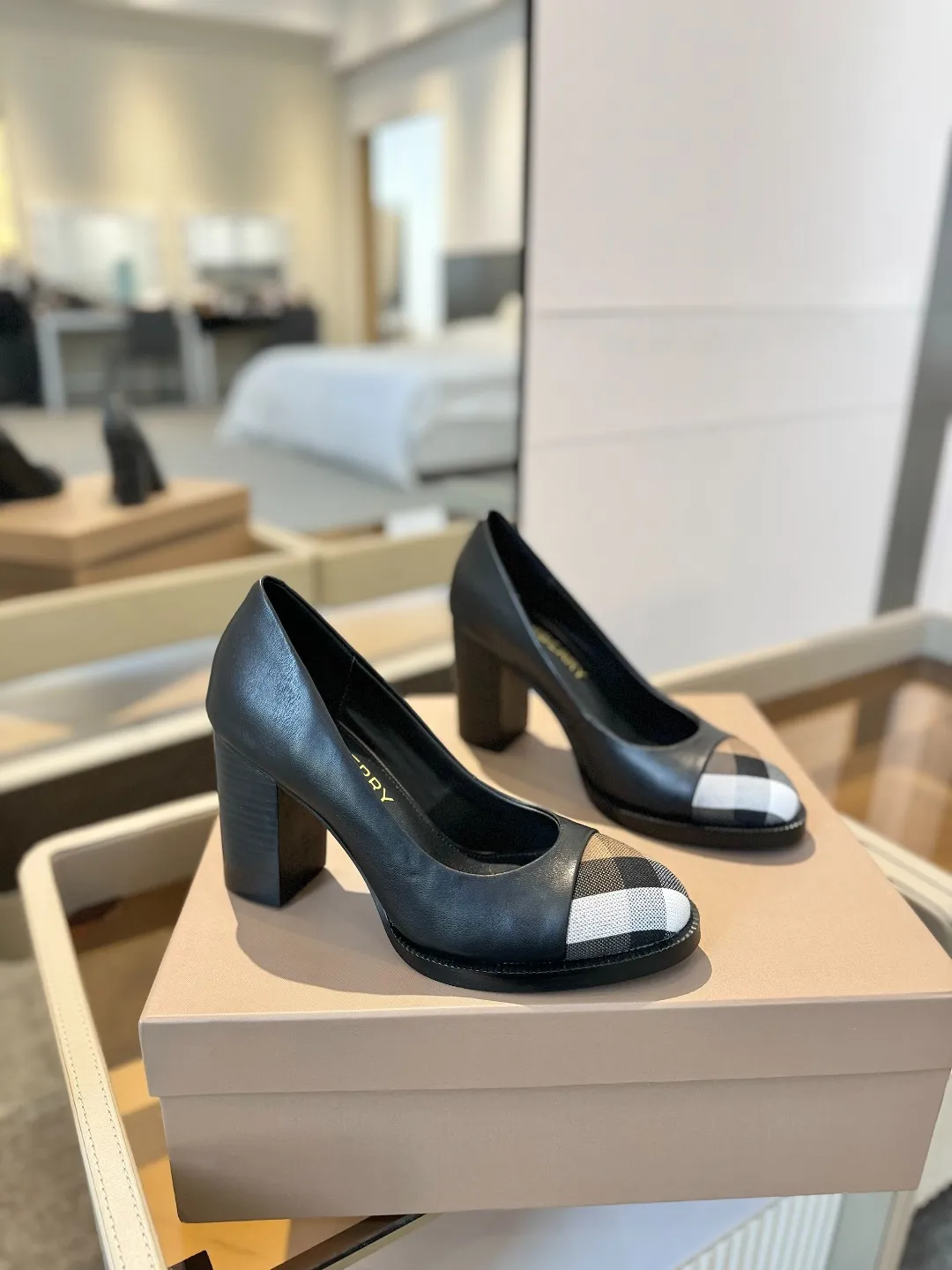 25 Exclusive Vintage Elegant High Heels