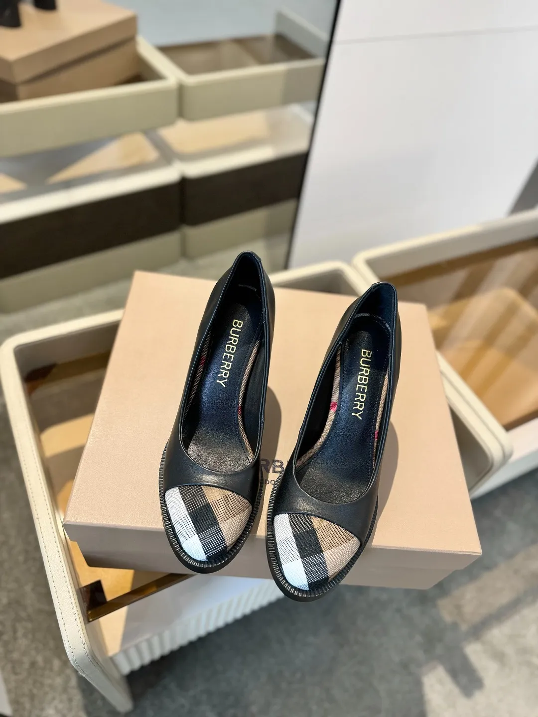 25 Exclusive Vintage Elegant High Heels