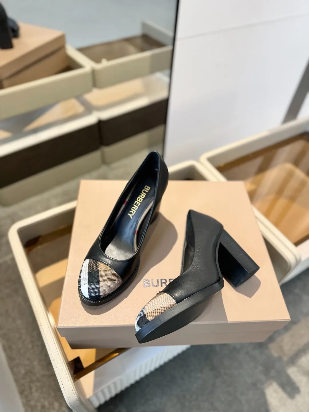 25 Exclusive Vintage Elegant High Heels