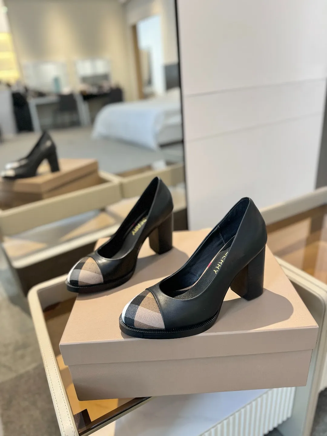 25 Exclusive Vintage Elegant High Heels