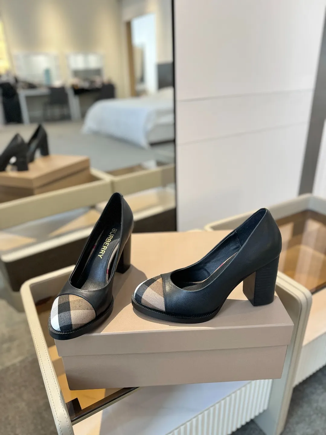 25 Exclusive Vintage Elegant High Heels