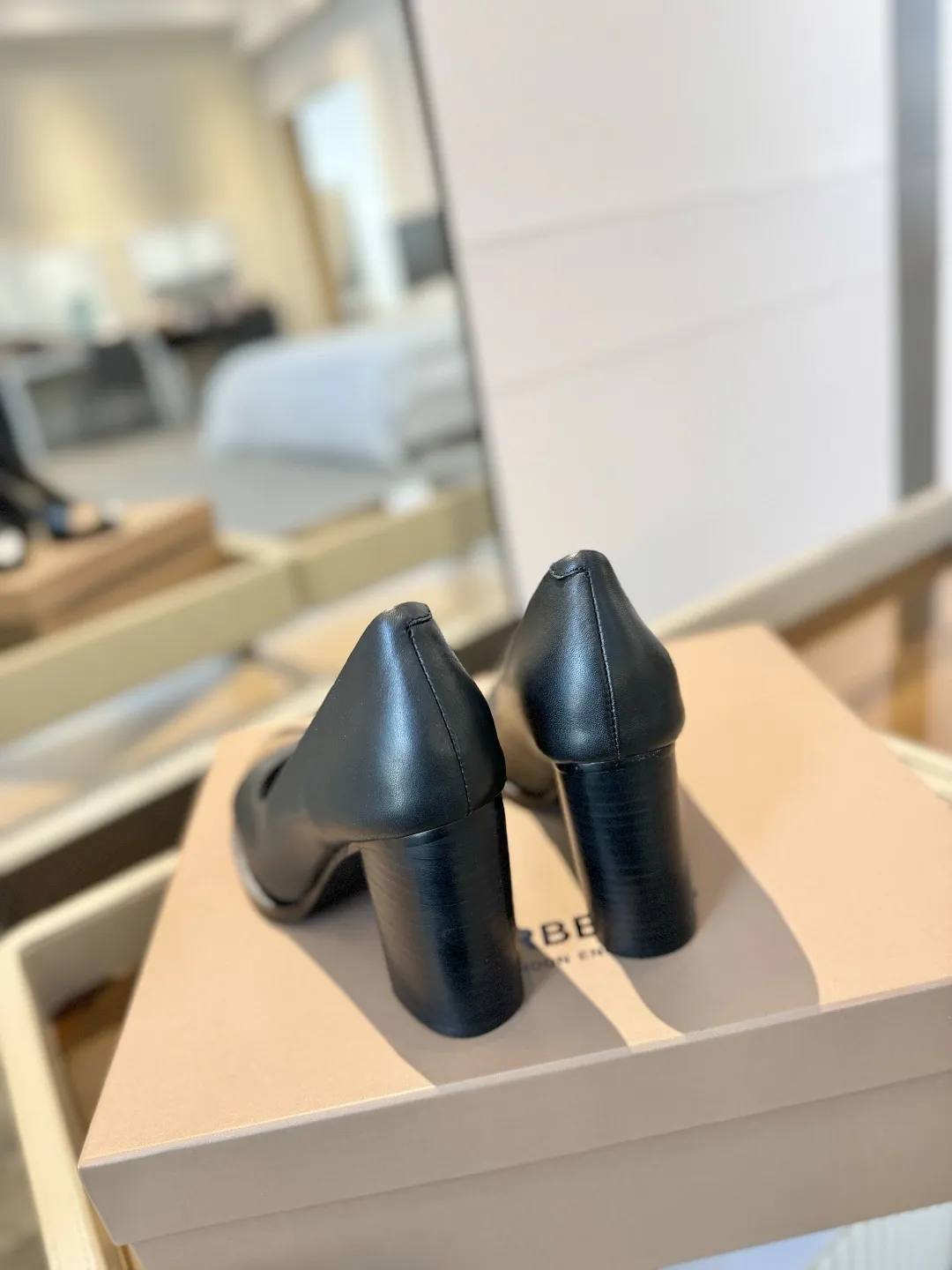 25 Exclusive Vintage Elegant High Heels