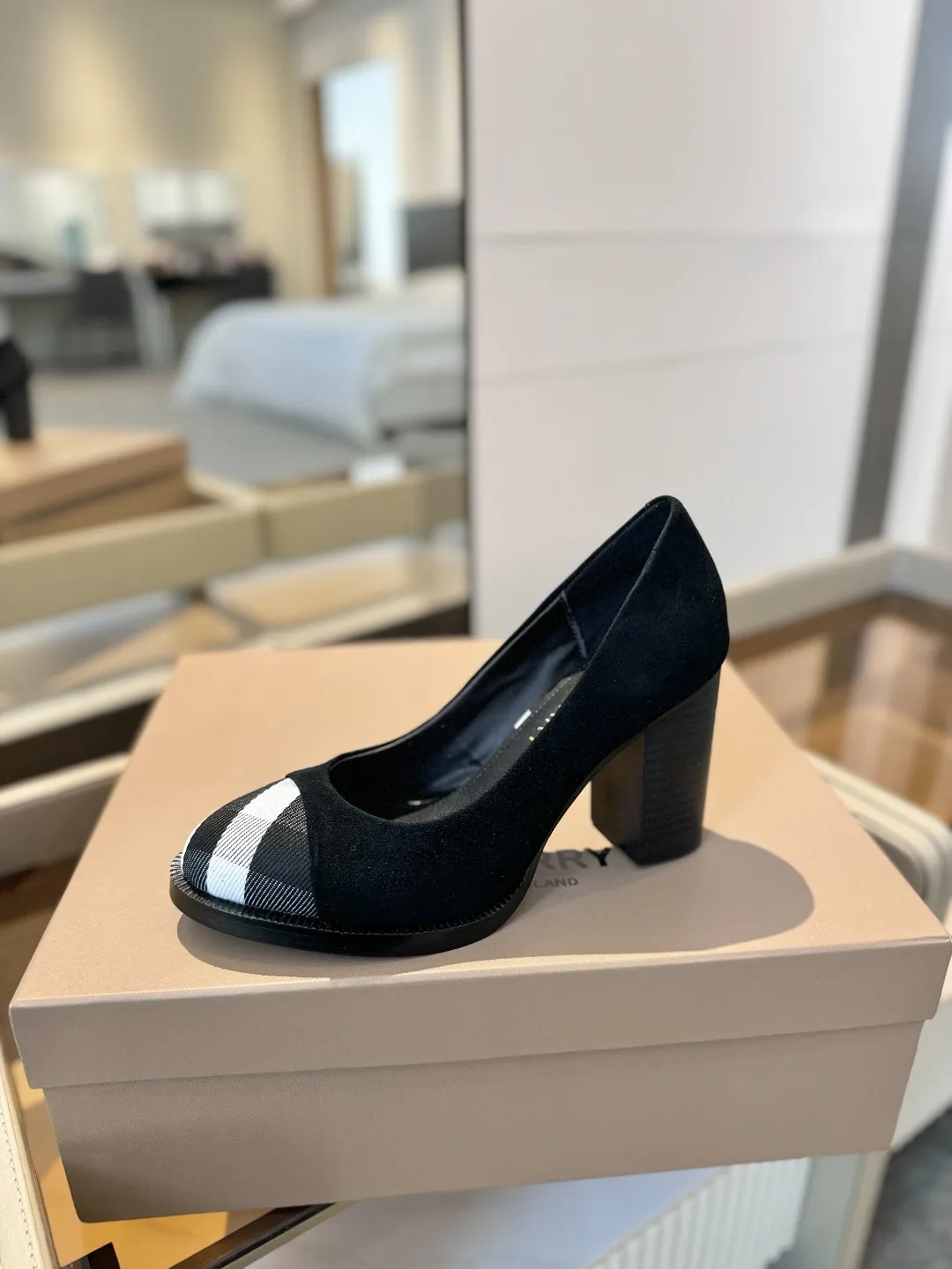 25 Exclusive Vintage Elegant High Heels