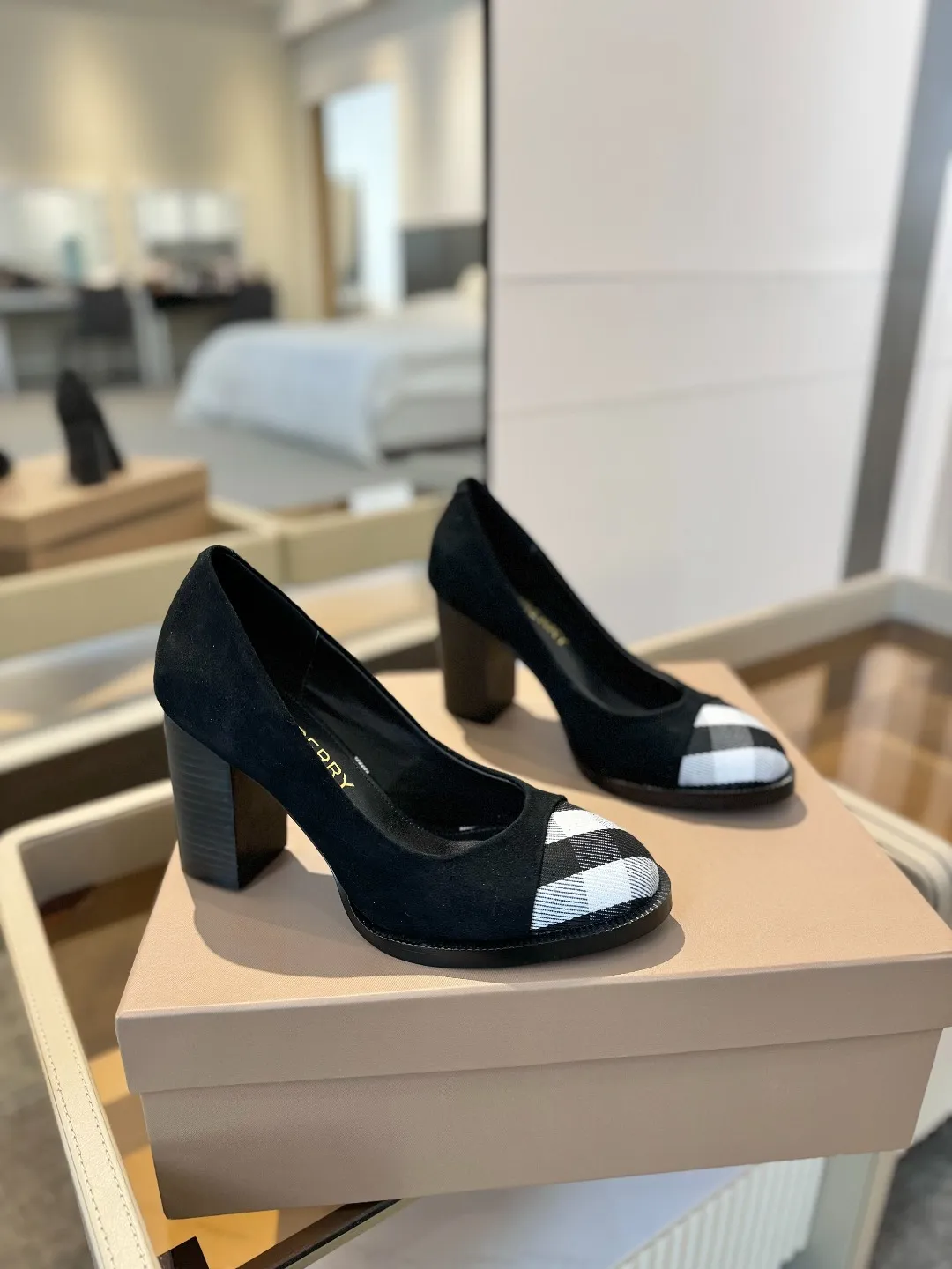 25 Exclusive Vintage Elegant High Heels