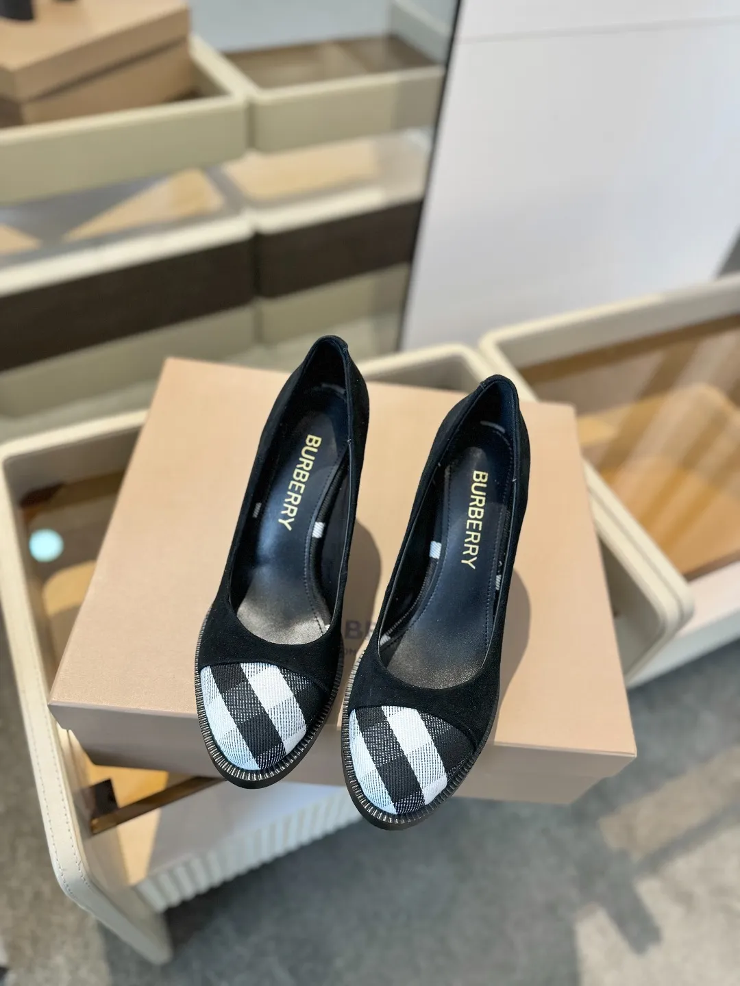 25 Exclusive Vintage Elegant High Heels