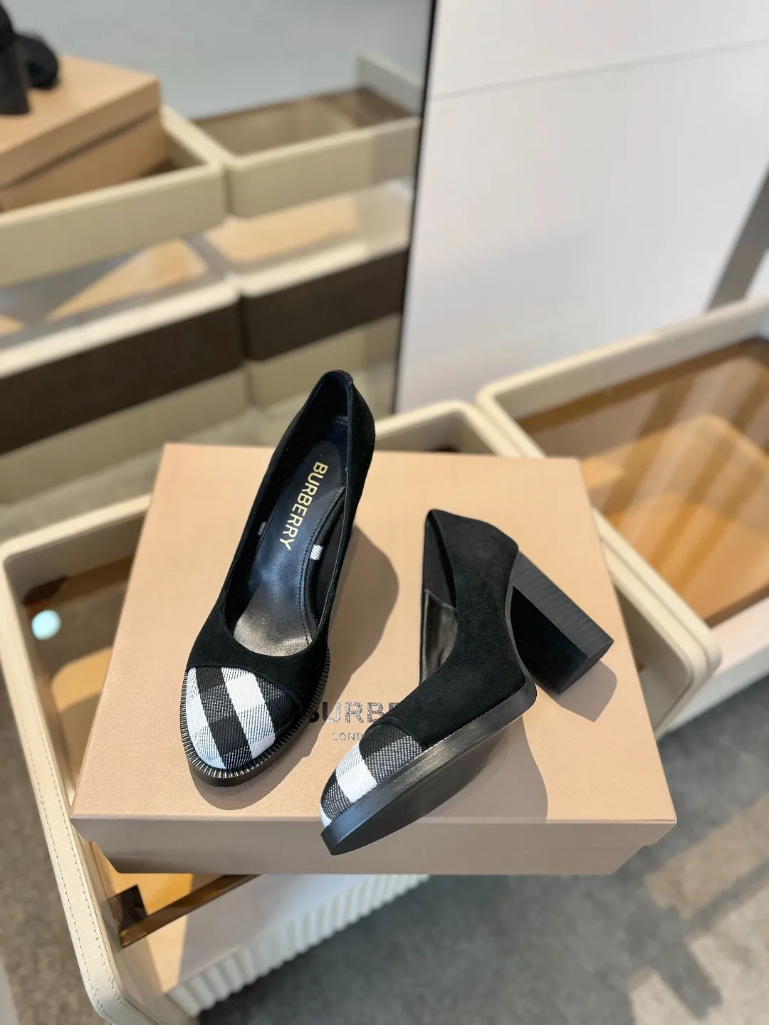 25 Exclusive Vintage Elegant High Heels