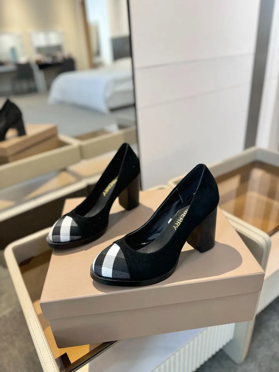 25 Exclusive Vintage Elegant High Heels