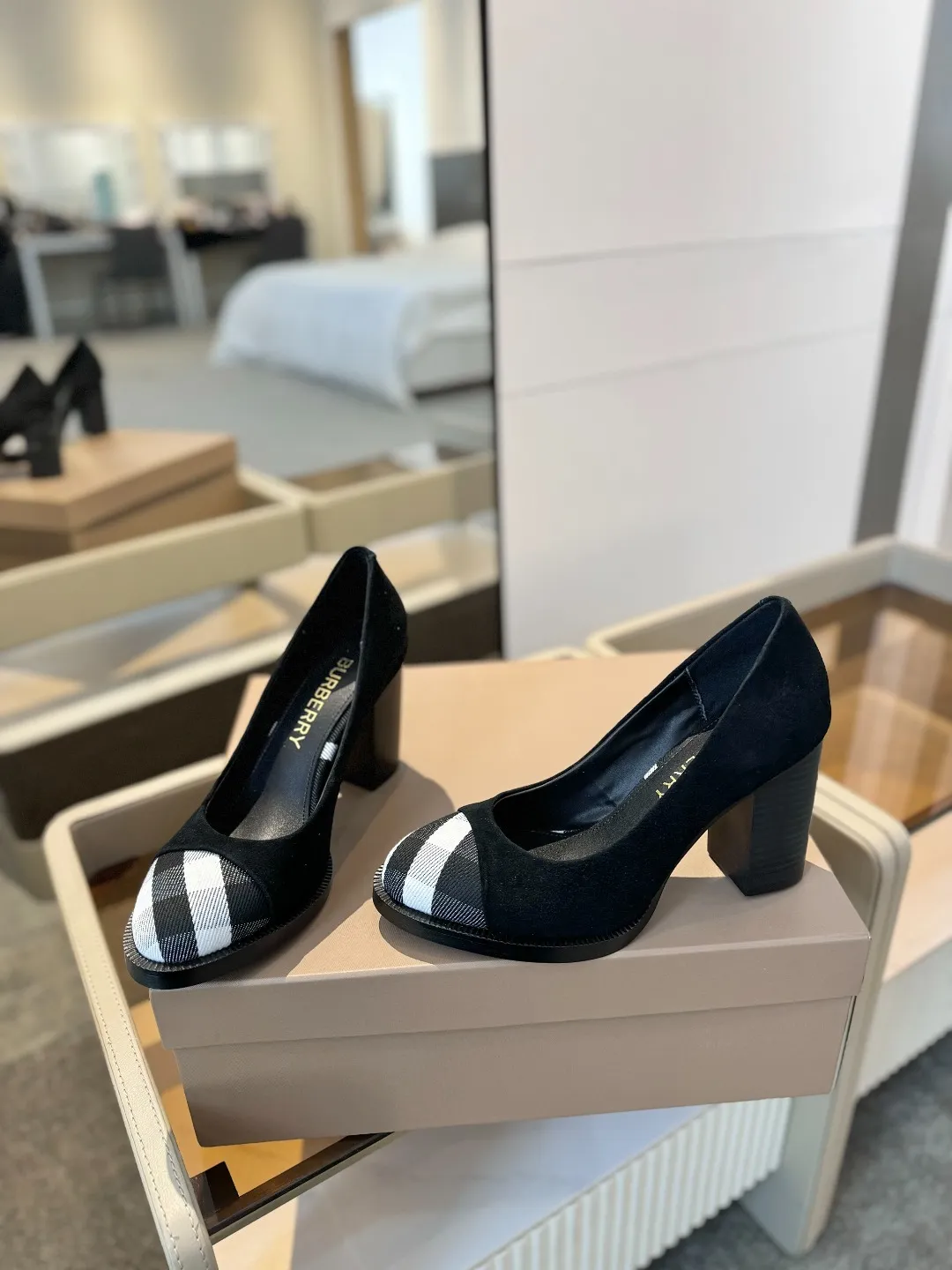 25 Exclusive Vintage Elegant High Heels