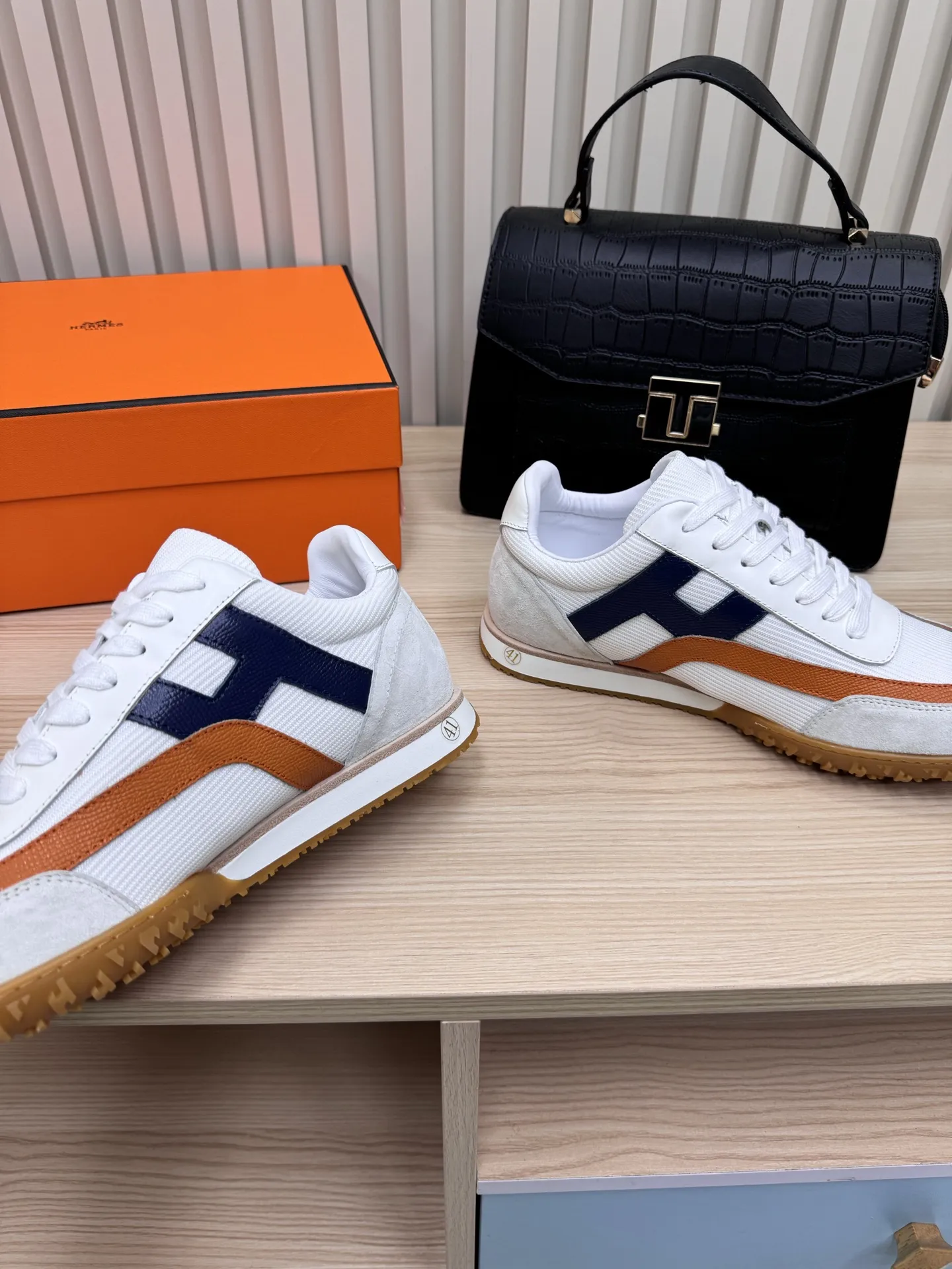 25 new fashion contrast color design women's sports shoes